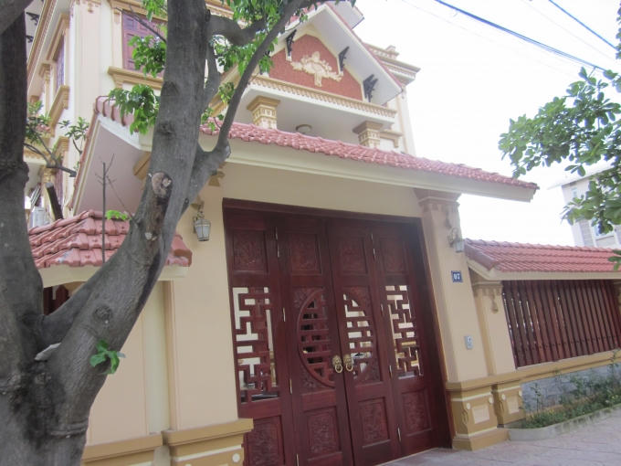 Cổng phụ của tòa lâu đài trên.