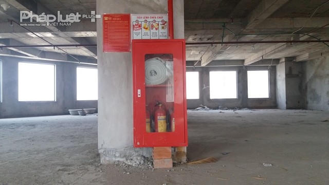 Tại tòa nhà một số tầng vẫn đang được xây dựng và hoàn thiên, hệ thống PCCC được lắp đặt tạm bợ.