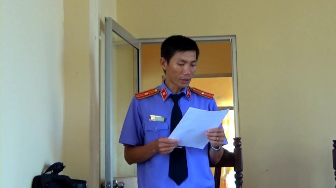 Đại diện Viện kiểm sát đọc phần cáo trạng.