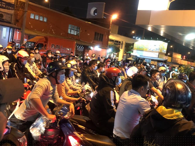 Lúc 20h30, cả trăm người đổ về bến xe Miền Tây mua vé về quê.