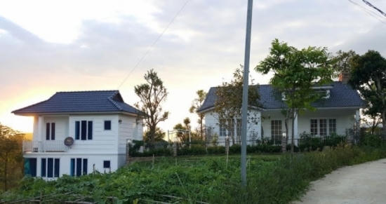 Biệt thự trắng tr&ecirc;n thảm cỏ xanh tại Palm Hill.