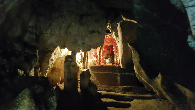 Bên trong hang động xuyên núi có Động tối tĩnh mịch, nguyên sơ mà hùng vĩ.