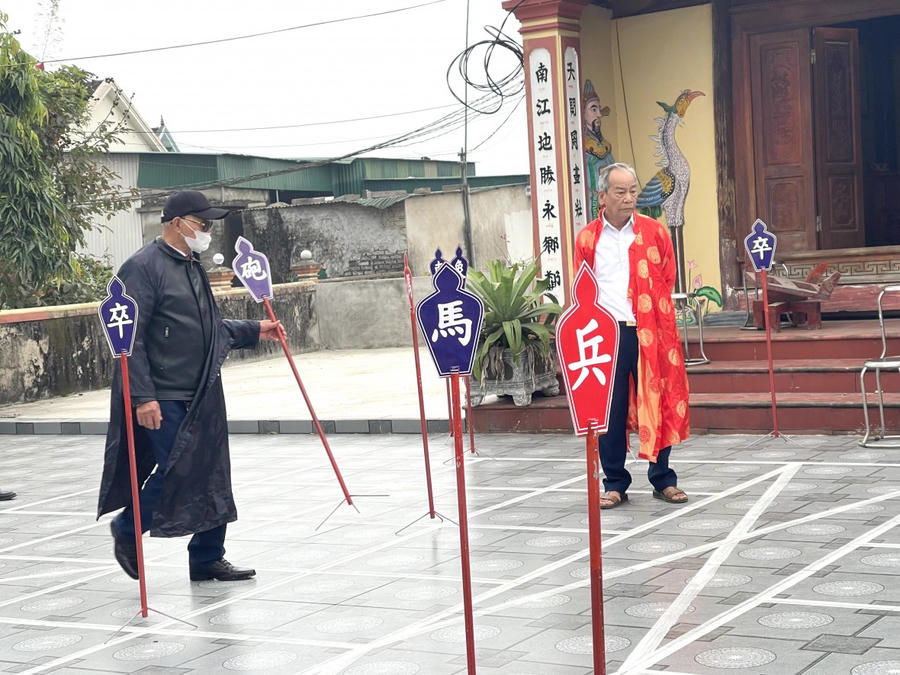 Hai lão niên đang chơi cờ