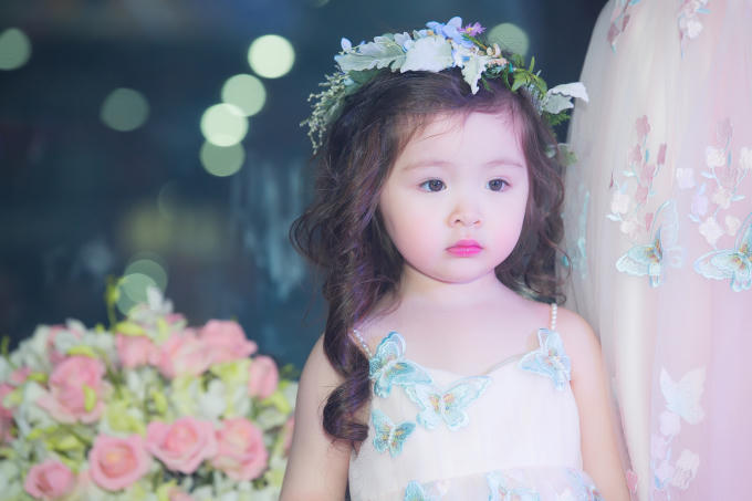 Cadie xinh như c&ocirc;ng ch&uacute;a, lần đầu catwalk diễn BST đầu ti&ecirc;n của mẹ Elly