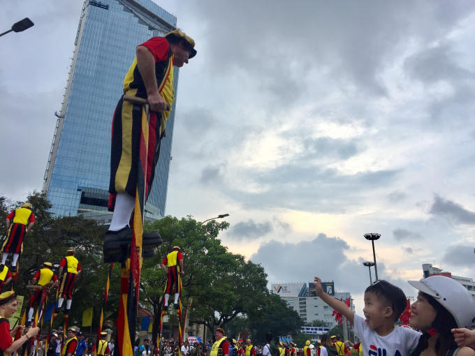 Người dân thích thú đón xem.