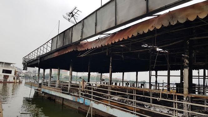Toàn bộ tài sản phía bên trong bị thiêu rụi, hiện nay thuyền chỉ còn trơ lại khung sắt.