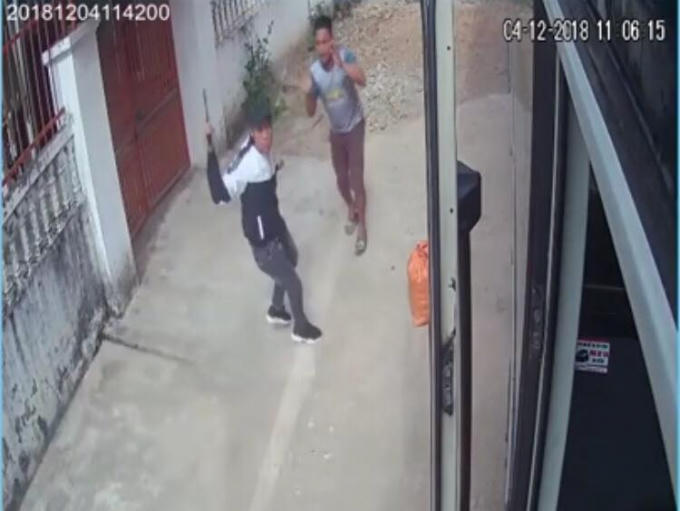 Người đàn ông cầm dao truy sát hai phụ xe (ảnh cắt từ clip).