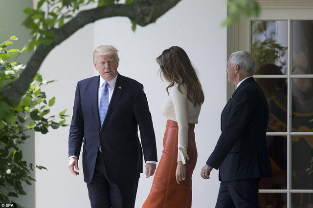 Theo Dailymail, khoảng gần 2 giờ chiều 19/5 theo giờ địa phương, Tổng thống Trump, Đệ nhất phu nhân Melania và phái đoàn đã lên trực thăng Marine One rời Nhà Trắng. (Ảnh: EPA)