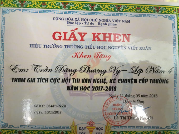 Hình ảnh đời thường đáng yêu và thành tích học tập
