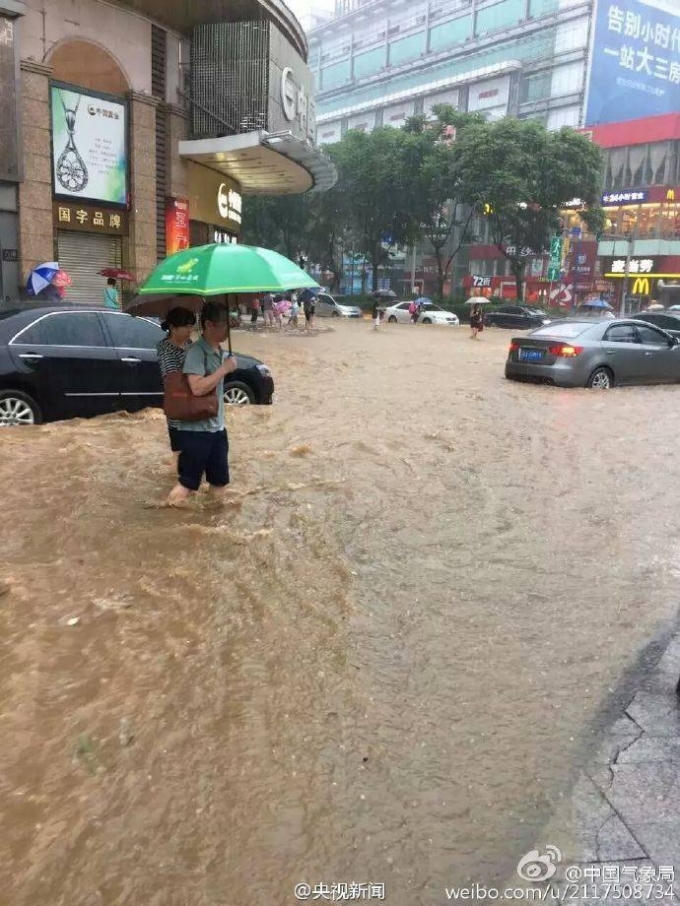 Nhiều cửa hàng đóng cửa do mưa lớn.