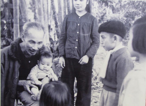 Trong thời kì kháng chiến gian khổ, ác liệt, Bác Hồ kính yêu vẫn luôn nghĩ đến thiếu nhi cả nước.