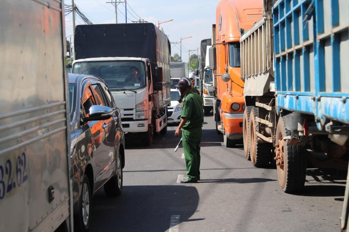 Trước những kh&oacute; khăn của giao th&ocirc;ng khi qua khu vực tr&ecirc;n, c&aacute;c thanh ni&ecirc;n xung phong phường T&acirc;n Ph&uacute; phải t&uacute;c trực ng&agrave;y đ&ecirc;m để điều tiết ph&acirc;n luồng.  Anh Nguyễn Văn Dũng cho biết, anh c&ugrave;ng c&aacute;c thanh ni&ecirc;n xung phong kh&aacute;c phải c&oacute; mặt ở đ&acirc;y từ 6h s&aacute;ng tới hơn 8h tối, c&oacute; thời điểm phải nhịn ăn.