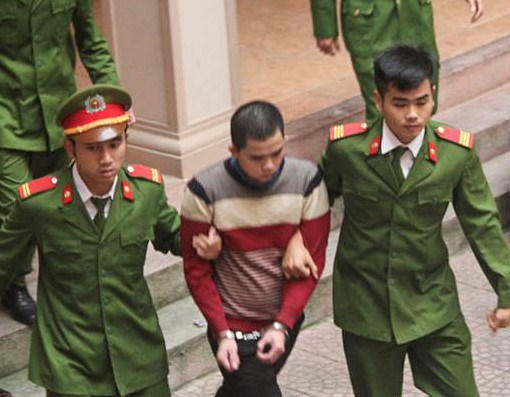 Nguyễn Quốc Dương bị dẫn giải vào tòa. (Ảnh: Zing.vn)