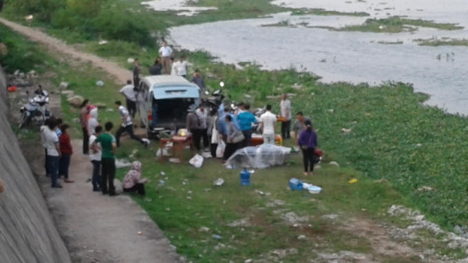 Đến chiều tối lực lượng chức năng cùng thợ lặn mới tìm kiếm được thi thể của cô gái.