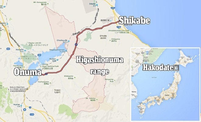 Yamato bị bố mẹ đuổi xuống xe ở Hakodate, vùng núi Higashionuma nằm giữa Shikabe và Onuma. Cậu bé vẫn tỉnh táo lúc được tìm thấy, hỏi xin nước uống, bánh mỳ và cơm nắm. (Đồ họa: Guardian)