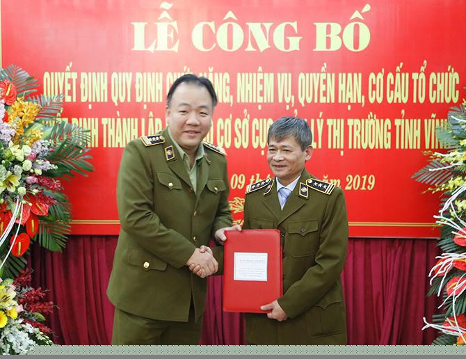 Tổng cục trưởng Trần Hữu Linh (trái): "Việc kiện toàn bộ máy tổ chức của Tổng cục QLTT sẽ xong trong tháng 6/2019" .