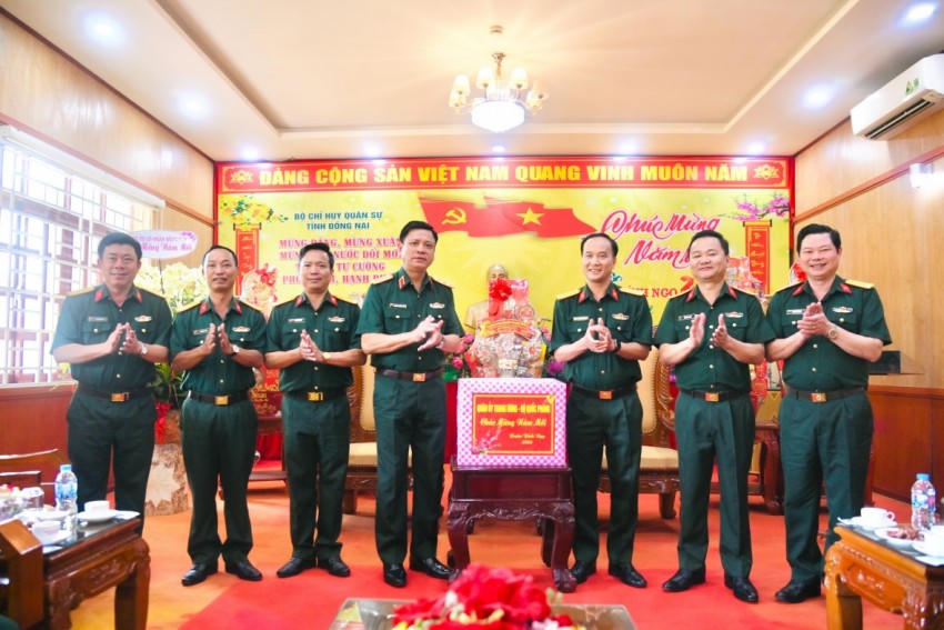 Thượng tướng Nguyễn Trường Thắng tặng quà Bộ CHQS tỉnh Đồng Nai nhân dịp Tết đến xuân về.