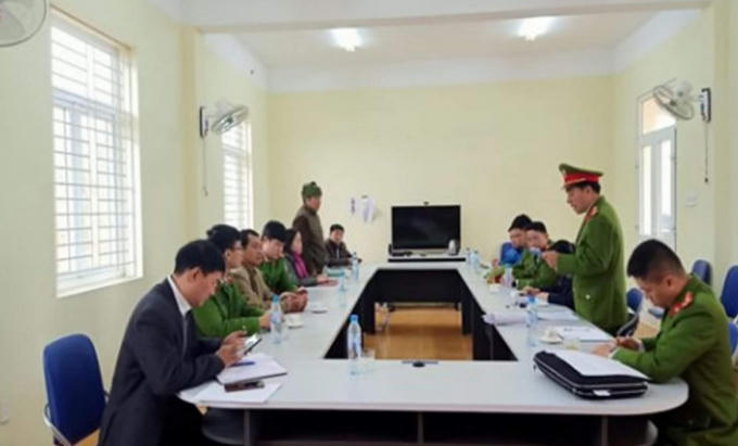Công an đọc lệnh bắt các bị can.