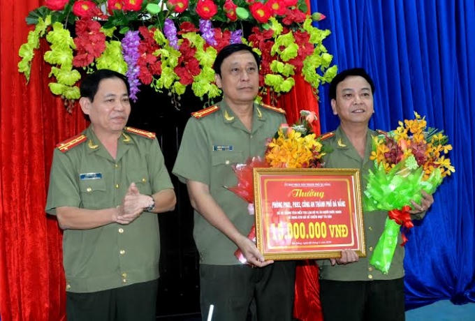 Lãnh đạo Phòng PA81 và PA92 nhận thưởng nóng.