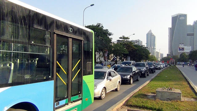 Ô tô nối đuôi nhau phía sau xe buýt nhanh trên đường Lê Văn Lương.
