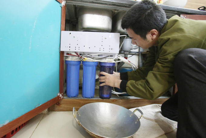 "Các gia đình ở đây đều phải lắp máy lọc nước. Tôi thường xuyên phải đến từng gia đình để thay quả lọc, trung bình mỗi hộ chi phí 200 nghìn đồng mỗi tháng cho quả lọc", anh Dánh chia sẻ và cho hay số tiền này cao gấp khoảng 4 lần so với các nhà bình thường.