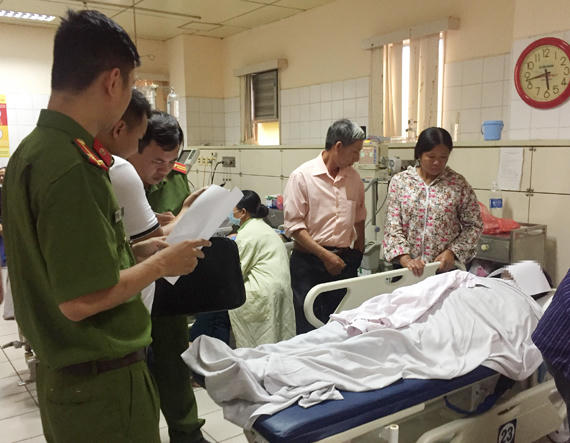 Lực lượng công an tiến hành thu thập thông tin, củng cố hồ sơ điều tra nguyên nhân các nạn nhân tử vong.