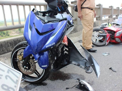 Chiếc Exciter 150 cũng bị biến dạng sau cú va chạm mạnh