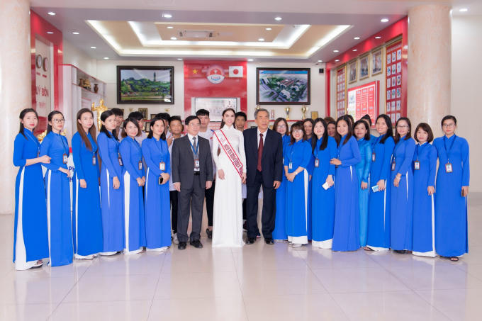 HH Huynh Vy chup hinh cung hieu truong va cac thay co, SV trong truong (2).