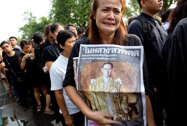 Dân Thái Lan xếp hàng đón linh cữu nhà vua Bhumibol