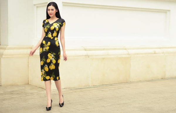 Bộ váy satin màu đen họa tiết chanh vàng dáng bút chì với phần cổ xẻ cũng phù hợp với rất nhiều dáng người và có thể sử dụng trong nhiều dịp khác nhau