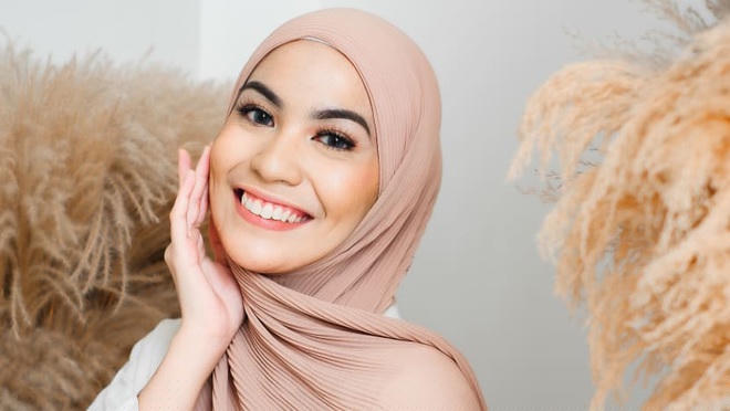 Syifa Aulia Putri phải sắp xếp công việc của một influencer mới nổi bên cạnh nghề chính là chuyên gia phát triển của một công ty truyền thông (Ảnh: PositiVibe Entertainment).