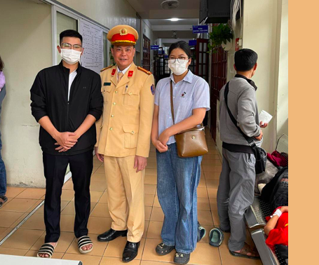 Gia đình cháu bé chụp ảnh cùng cán bộ CSGT.