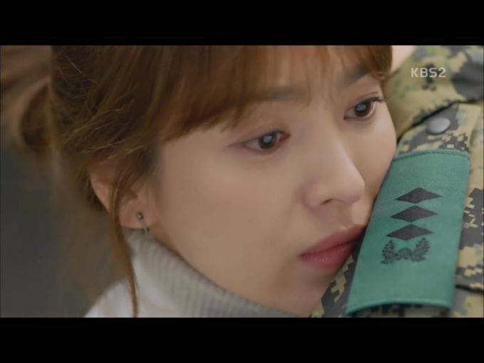 Hậu duệ mặt trời tập 15: Song Hye Kyo, Kim Ji Won khóc hết nước mắt khi hay tin bạn trai hy sinh