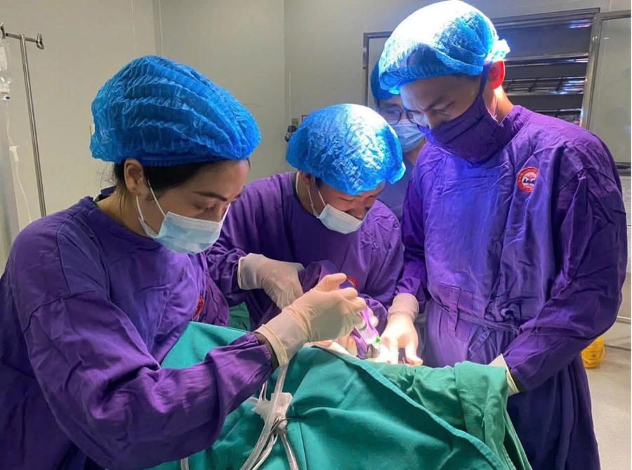 Ê -kíp phẫu thuật Khoa Ngoại thực hiện ca mổ nội soi trong phòng mổ vô khuẩn.