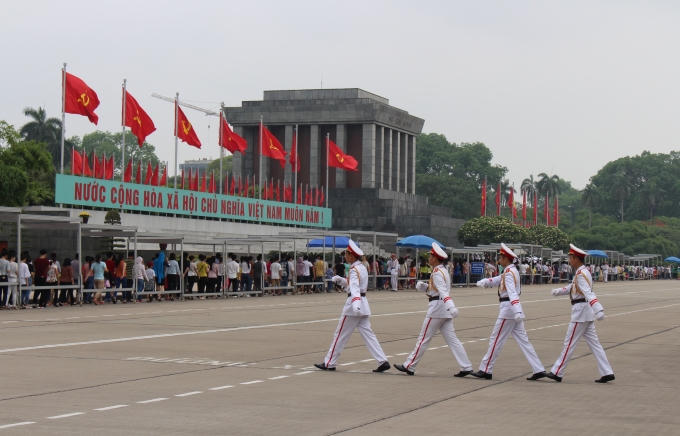 Đoàn người xếp hàng ngay ngắn trước khi vào viếng Người.