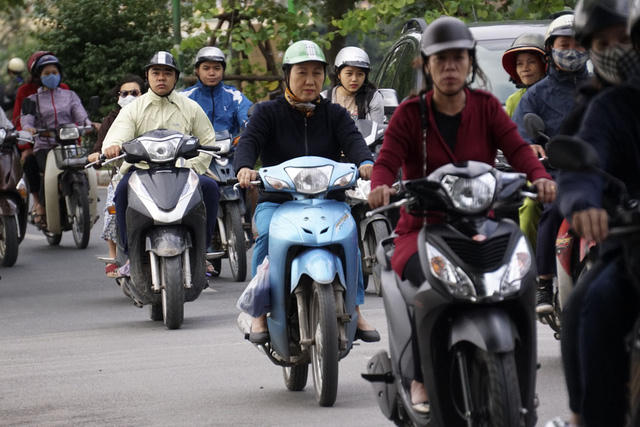 Sáng 17/10, người dân Ha Nội khi ra đường đã phải sử dụng áo ấm vì nhiệt độ xuống thấp, chỉ khoảng hơn 20 độ C.