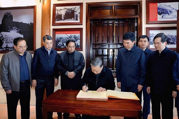 Tổng Bí thư Tô Lâm ghi sổ lưu niệm tại Khu Di tích lịch sử quốc gia Địa điểm lưu niệm Bác Hồ về thăm mỏ Đèo Nai.