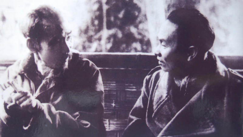 Chủ tịch Hồ Chí Minh và đồng chí Trường Chinh – một cây bút xuất sắc của báo chí cách mạng Việt Nam (ảnh tư liệu)