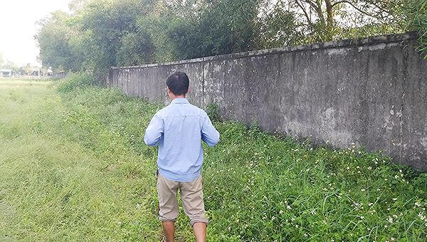 Khu vực bãi cỏ phía sau trường nơi cháu H. nghi bị xâm hại