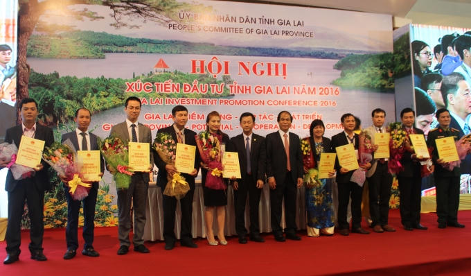 Trao chứng nhận đầu tư cho các doanh nghiệp đầu tư trên địa bàn tỉnh Gia Lai.