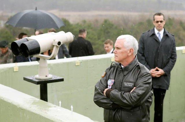 Phó Tổng thống Mỹ Mike Pence, cánh tay phải của Tổng thống Trump, nhìn về phía Triều Tiên khi ông đứng trên một đài quan sát tại khu vực phi quân sự ngăn biên giới Hàn Quốc - Triều Tiên ở Paju, Hàn Quốc hôm 17/4. Vấn đề Triều Tiên cũng là một trong số những bài toán khó đặt ra cho chính quyền của Tổng thống Donald Trump hiện nay.