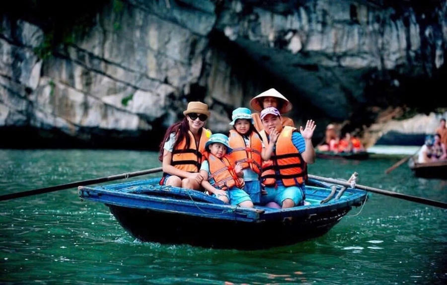 Năm 2026, Quảng Ninh đặt ra mục tiêu đón 22 triệu lượt khách, tổng thu du lịch đạt 65.000 tỷ đồng.