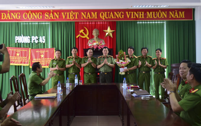 Đại tá Lê Quốc Hùng - UVTV Tỉnh ủy, Giám đốc Công an tỉnh TT Huế trao thưởng cho Ban chuyên án.