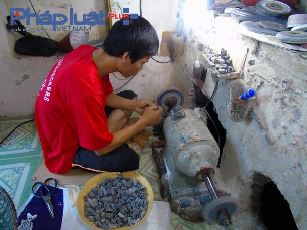 Để tạo ra những sản phẩm có giá trị kinh tế và mỹ thuật người thợ phải trải qua nhiều công đoạn như mài bóng, đục đẽo, tạo khung, lấp ráp …rất cầu kỳ. Và cũng tùy vào kích thước, sự tinh xảo, nguyên liệu … mà mỗi sản phẩm lại có một giá tiền khác nhau, giá trị từ vài chục, vài trăm đến nhiều triệu đồng.