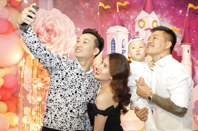 Tuấn Hưng mở tiệc ho&agrave;nh tr&aacute;ng khoe con g&aacute;i y&ecirc;u