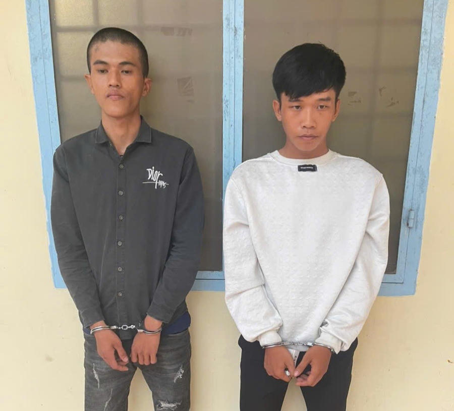 Đối tượng Đoàn Thanh Tính và Nguyễn Quang Trọng (phải) tại cơ quan Công an