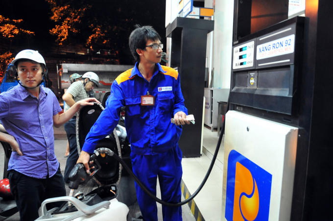 Từ 15h ng&agrave;y 20/6, xăng RON 92 giảm 860 đồng/l&iacute;t. (Ảnh: internet)