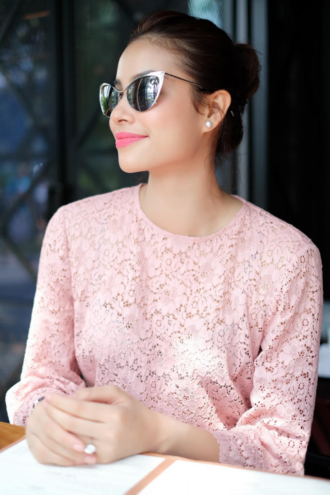 Hoa hậu Phạm Hương mặc set đồ c&aacute; t&iacute;nh sang Singapore chụp ảnh tạp ch&iacute;