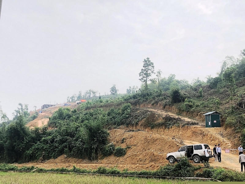 Chỉ với một quả đồi nham nhở thế này, Long Thành Group đã phối hợp với các sàn giao dịch bất động sản rao bán biệt thự nghỉ dưỡng cao cấp trị giá hàng tỷ đồng.