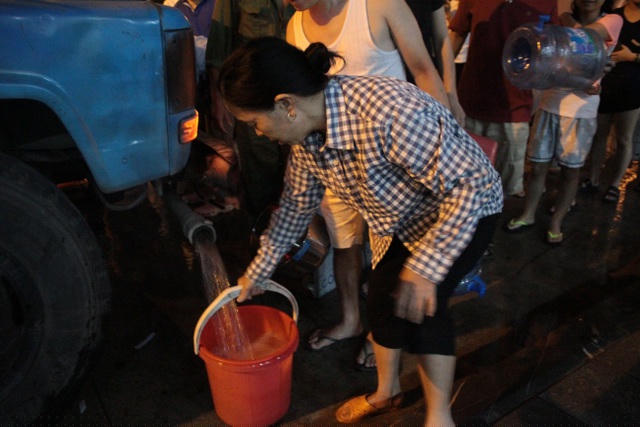 Bà Hoãn (56 tuổi) cho biết, cả gia đình thay phiên nhau xếp hàng để lấy được nhiều nước sạch nhất có thể.